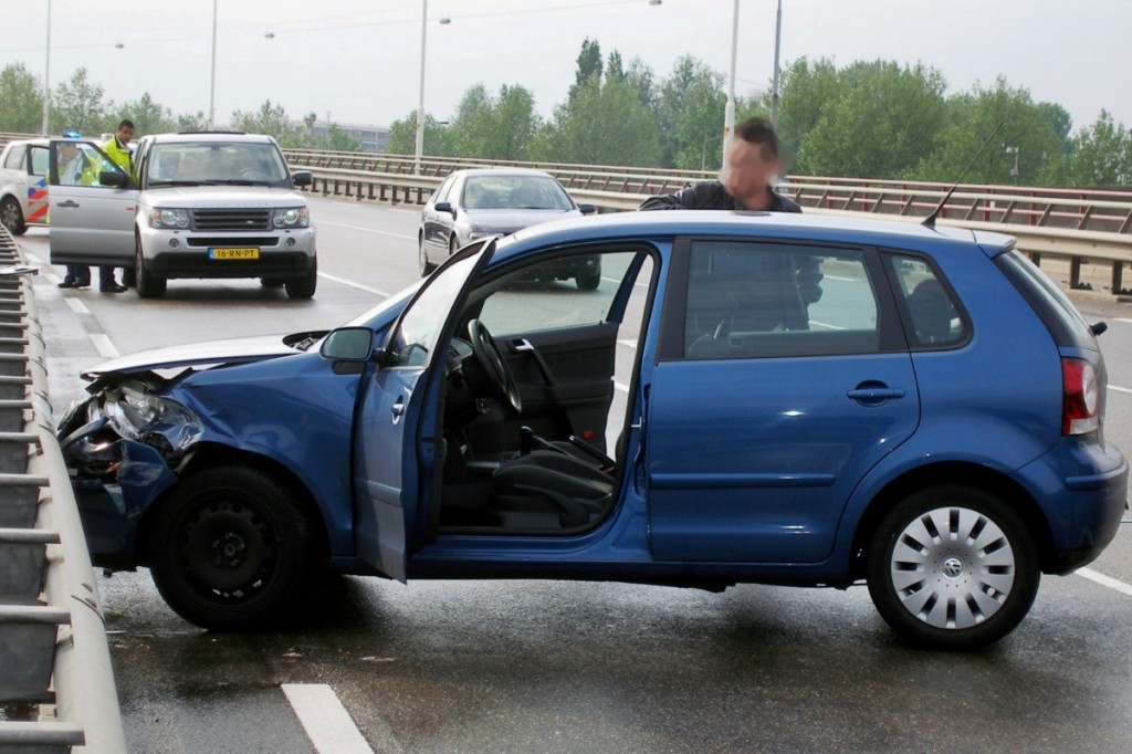 auto ongeluk op brug