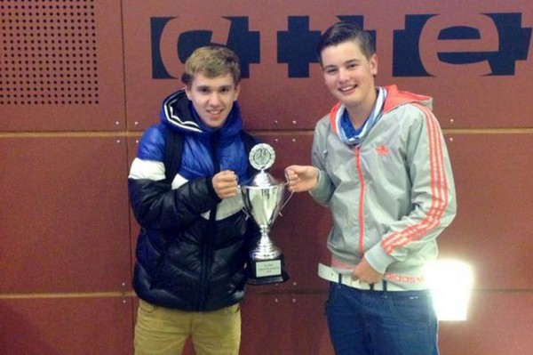 De tieners Bradley Dijk en Bjorn de Bruijn uit Alblasserdam bleken met hun team 'Last Best' de beste spelers te zijn en wonnen de Landvastbokaal.