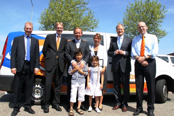 Op de foto staan de Alblasserdamse Sgp politici met hun landelijke partijleider. V.l.n.r. Jan Willem de Leeuw, Peter Verheij, Kees en Marlies van der Staaij, Aart Boele, Eric Boersma met op de voorgrond de twee geadopteerde kinderen van Van der Staaij.