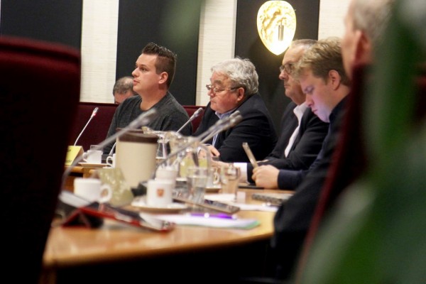 Voorman Diederick Pruijsen (links in beeld) en wethouder Ad Cardon (naast Diederick) lichten het voorstel toe.