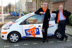 Campagneauto SGP Alblasserdam met wethouder Peter Verheij en raadslid Jan-Willem de Leeuw