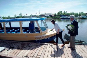 Jeanet De Jong, medewerker van de Stichting Werelderfgoed Kinderdijk mocht de rondvaartboot dopen.