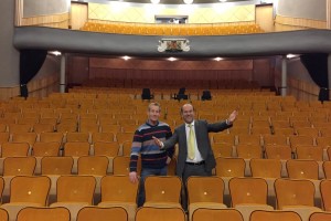 Zingende Vlaardingse burgemeester Bert Blase nu het theater in! (Medium)