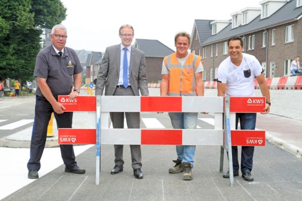 Op de foto staan behalve wethouder Peter Verheij (2e van links) bewoner Dave Piepelenbosch van de wijk Alblasserwerf (rechts), een medewerker van aannemer KWS en Henk Rotteveel van de Fietsersbond (links).