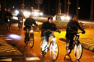 Scholieren fietsen fietsers donker verlichting fietsverlichting
