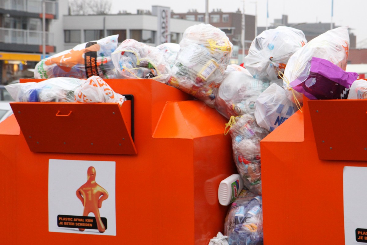 Plastic afval past niet meer in bakken; gemeente beterschap - Alblasserdamsnieuws.nl