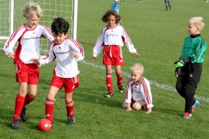 Voetballende kinderen bij vv de alblas IMG_5297