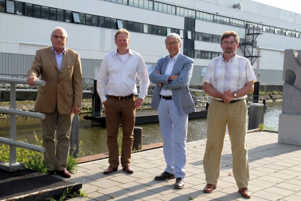 Van links naar rechts staan Bert de Haan (Historische Vereniging), Joris Rietveld (commandant), Adri de Rijke (voorzitter Stichting Zeekadetkorps Moerdijk) en Ruud Boele (Historische Vereniging).