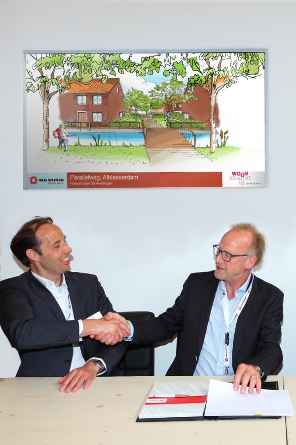 Ben Meijering, voorzitter bestuur van Woonkracht10 en Martin de Jong, directeur van Van Wijnen Dordrecht B.V. bezegelen hun samenwerking