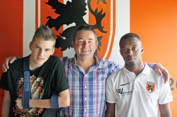 Op de foto links B-speler Geoffrey Faasen, midden VV Alblasserdam voorzitter Arjan Maat en rechts selectiespeler Stefano Tavares.