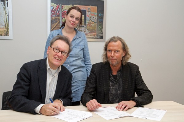Op de foto staan van links naar rechts André Ruikes, Mattanja Kroon en Wim van den Herik.