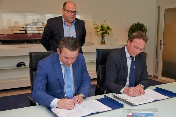 Arjan Maat (links), algemeen directeur van Maat en Marcel Onkenhout, CEO van Oceanco, tekenen de overeenkomst. 