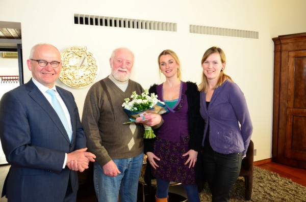 Van links naar rechts: burgemeester Heijkoop, de heer Van der Werff, mevrouw Soffers (OCD) en mevrouw Oostrom-van der Meijden (OCD).
