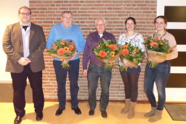 Zonder bloemen voorzitter David van Kwawegen. Met bloemen van links naar rechts: Jan van Stenis, Ton de Graaf, Annemarie Boogert, Daniëlle van Asperen.