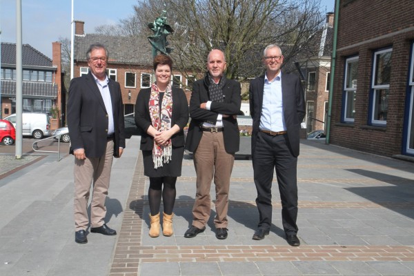 Deze week lichtte het comité de geplande tentoonstelling toe. Op de foto staan van links naar rechts: Peter Janssen, Dorien Zandvliet, Elias Gijsen en Martin van Horssen. 