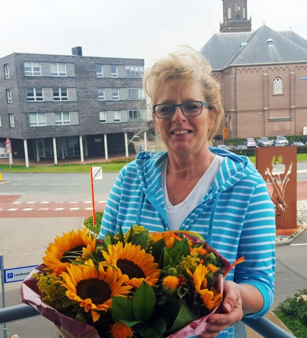 201 Mevrouw van Veen uit Alblasserdam in 't zonnetje gezet (Medium)