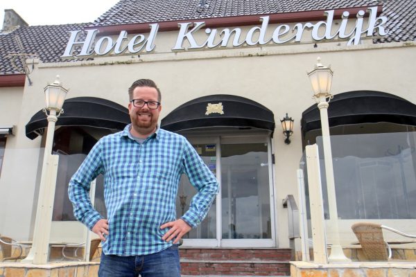 Bedrijfsleider Marco Jansen voor 'zijn' Hotel Kinderdijk. 