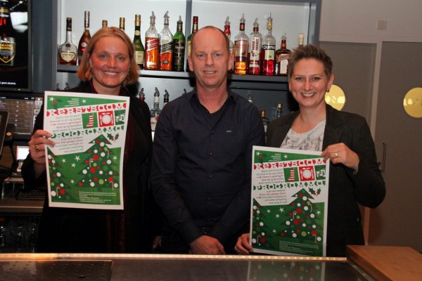 Op de foto staan van links naar rechts Tonia Ruybroek van de Stichting Welzijn Alblasserdam, Hans Laheij van Landvast en Carmen Valk-Struik van de Alblasserdamse Voedselbank.