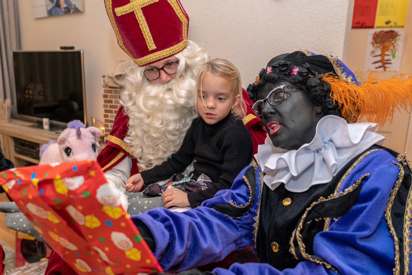 Sint en Pieten bezorgen cadeaus bij Sofie uit (filmpje) - Alblasserdamsnieuws.nl