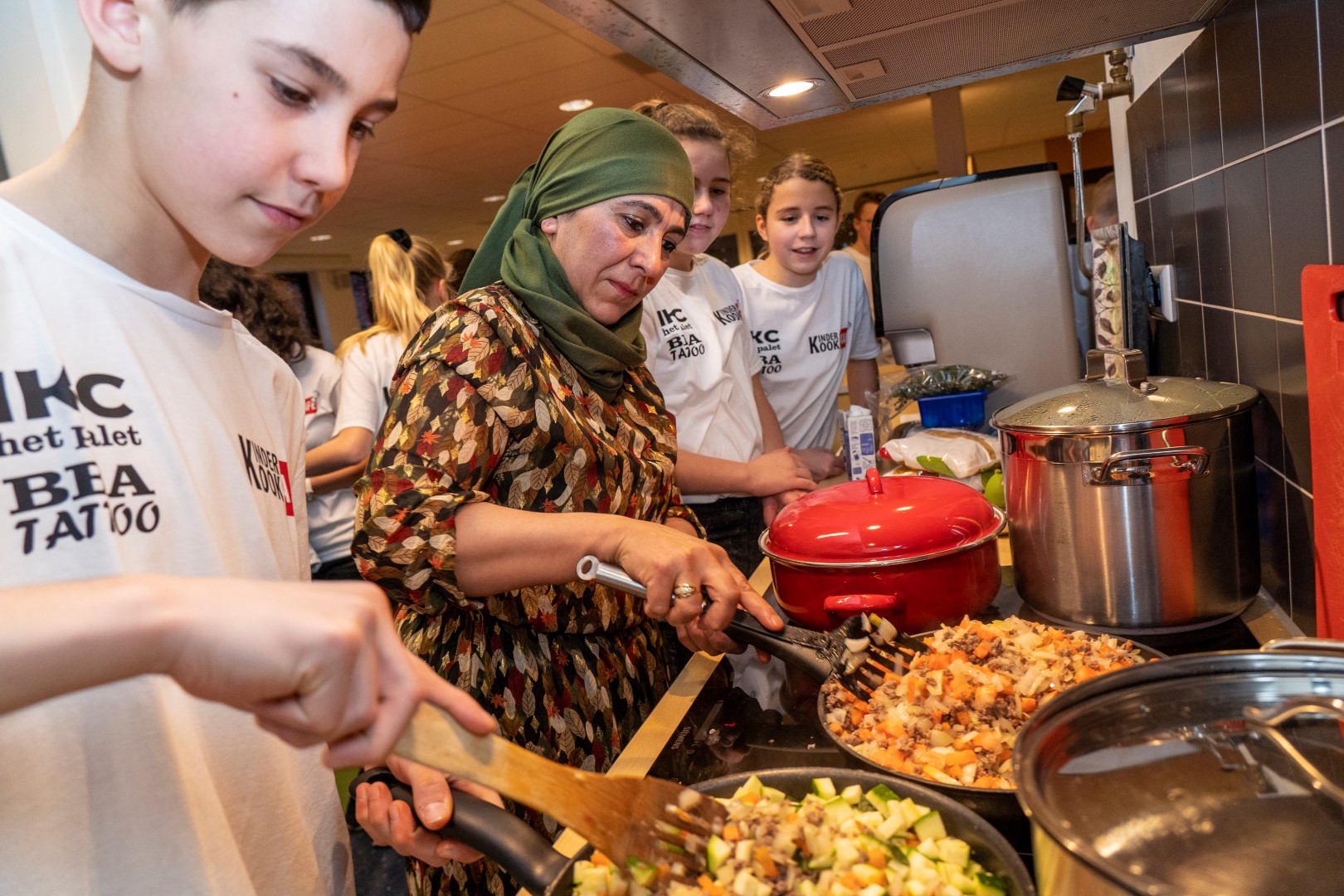 Welp Kinderen van Het Palet koken en bedienen voor ouders en pers CA-23