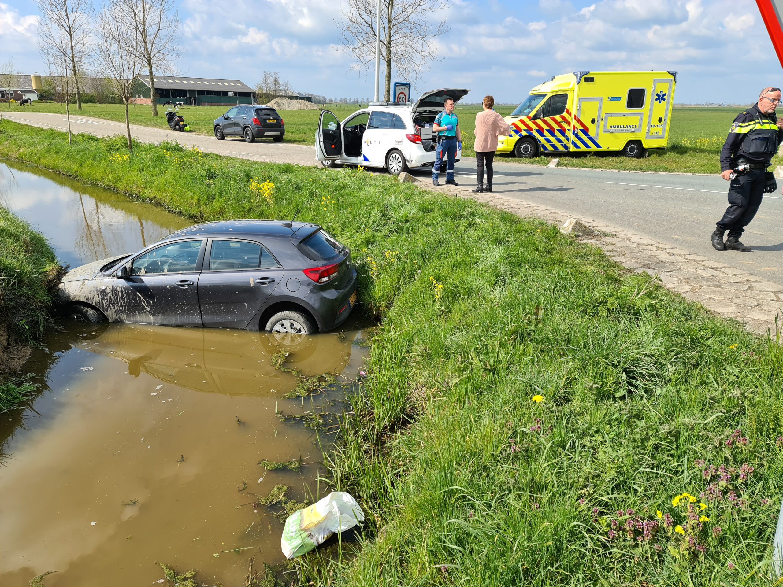 Auto te water bij Oud-Alblas; man aangehouden voor rijden onder - Alblasserdamsnieuws.nl